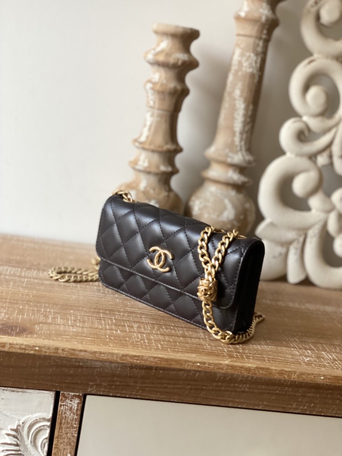 Handbag   Chanel  81224  size 16 cm