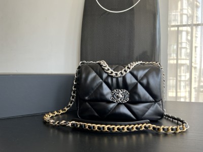 Handbag   Chanel  1160  size  26cmx16cmx9 cm
