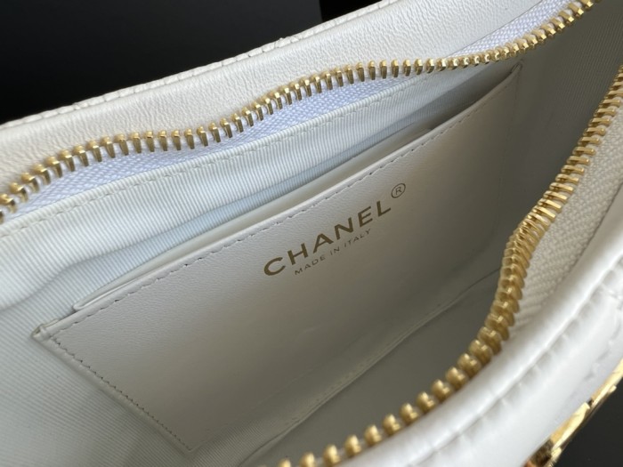 Handbag   Chanel size  17.5cm24cm6 cm