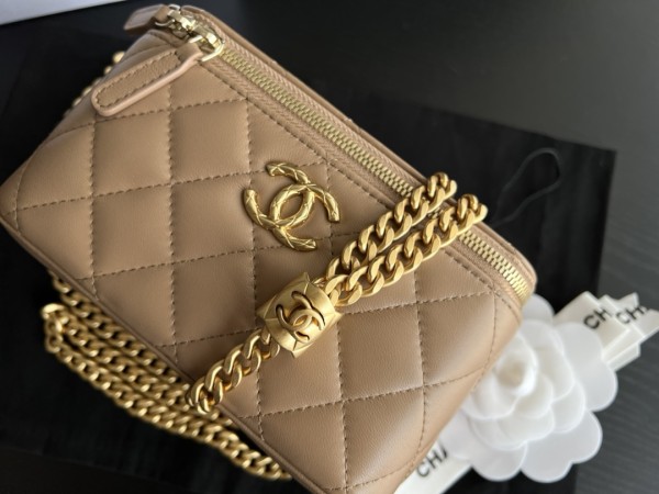 Handbag   Chanel  AP3044  size  17cmx9.5cmx8 cm 