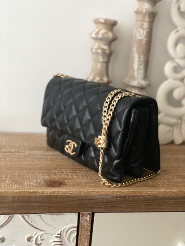 Handbag   Chanel  AS3609  size  16x25x10 cm