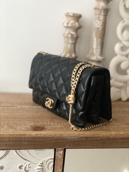 Handbag   Chanel  AS3609  size  16x25x10 cm