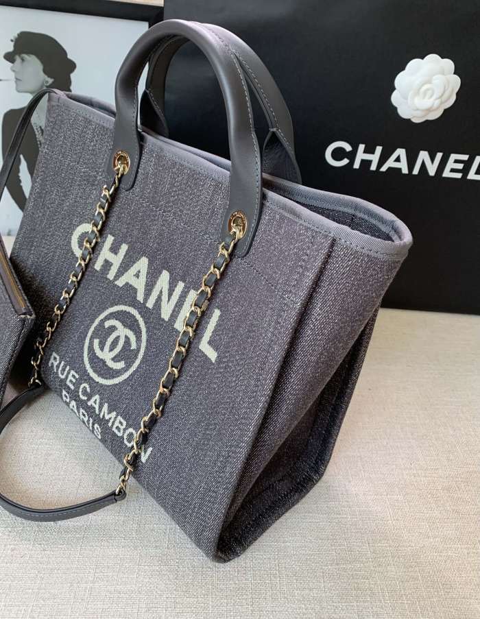  Handbag   Chanel  size  38 cm