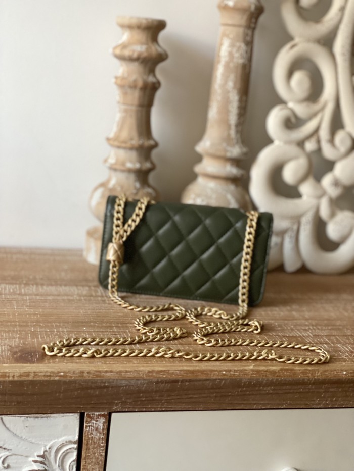 Handbag   Chanel  81224  size 16 cm