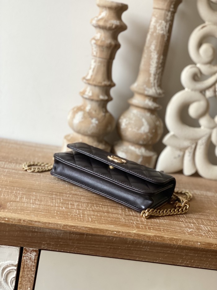 Handbag   Chanel  81224  size 16 cm