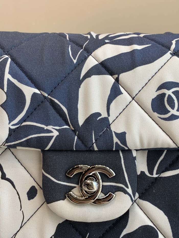  Handbag   Chanel  size 23×14×5.5 cm