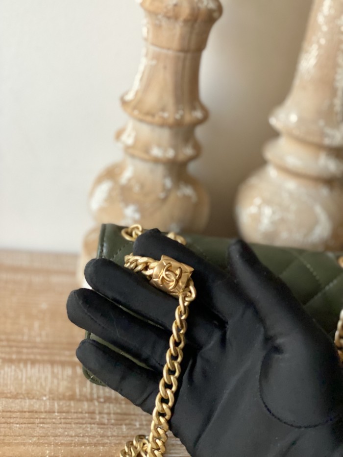 Handbag   Chanel  81224  size 16 cm