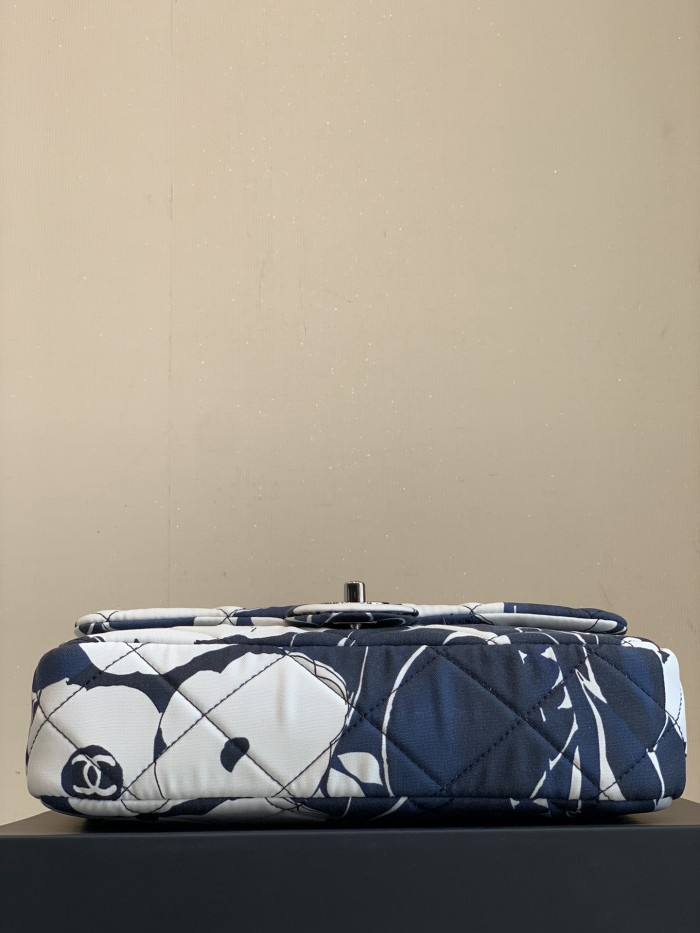  Handbag   Chanel  size 23×14×5.5 cm