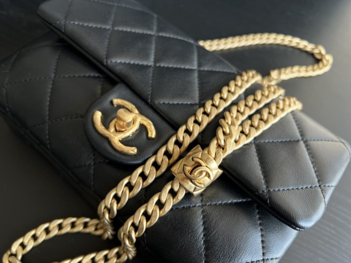 Handbag   Chanel  3393  size  16cmx25cm10 cm