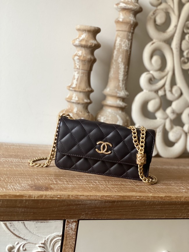 Handbag   Chanel  81224  size 16 cm
