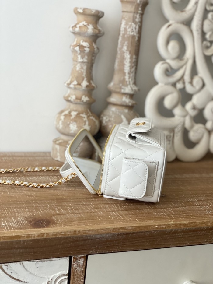  Handbag   Chanel  68112  size 10*17*8.5 cm