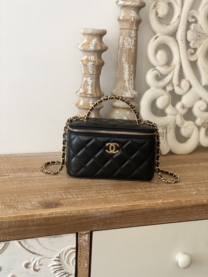 Handbag   Chanel  81230  size  16  9.5  8 cm