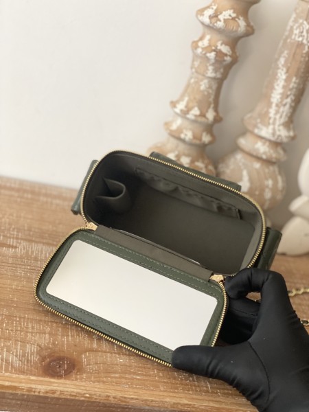 Handbag   Chanel  68112  size  10*17*8.5 cm