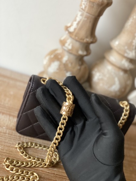 Handbag   Chanel  81224  size 16 cm