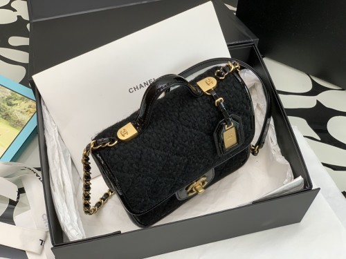 Handbag   Chanel  size  𝟷𝟽*𝟸𝟶.𝟻 *𝟼  𝚌𝚖