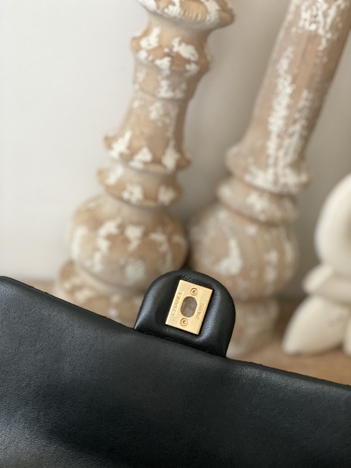 Handbag   Chanel  AS3393  size  14x22x8 cm