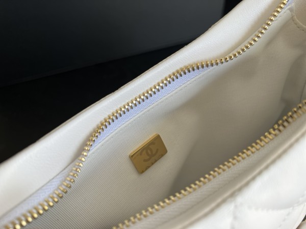 Handbag   Chanel size  17.5cm24cm6 cm