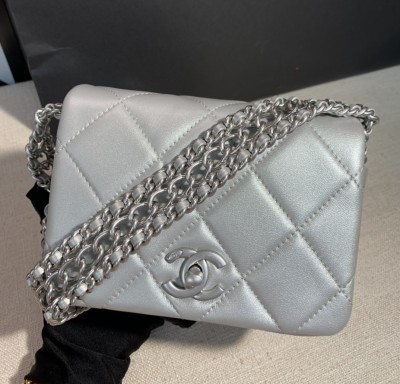 Handbag   Chanel  size  18 cm