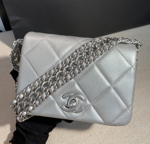 Handbag   Chanel  size  18 cm