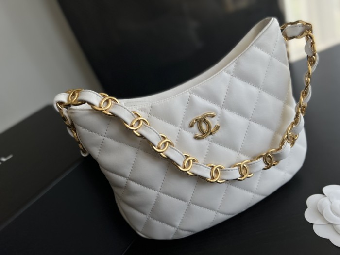 Handbag   Chanel size  17.5cm24cm6 cm