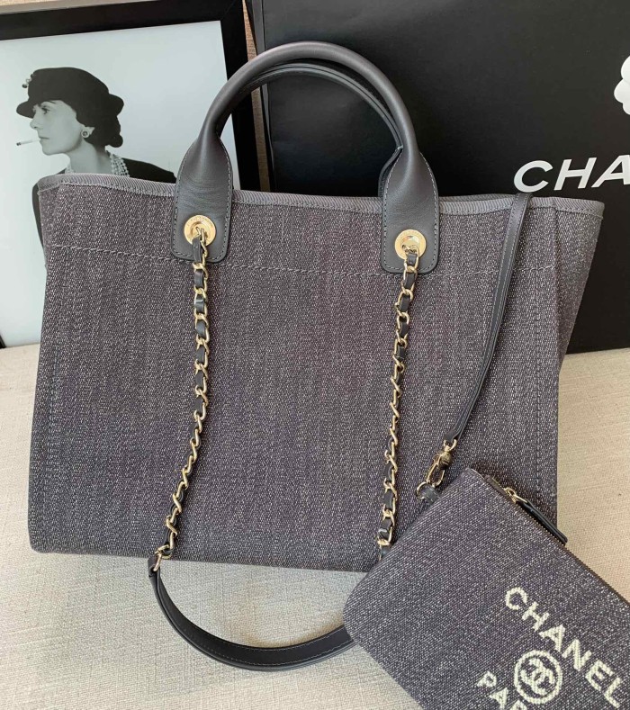  Handbag   Chanel  size  38 cm