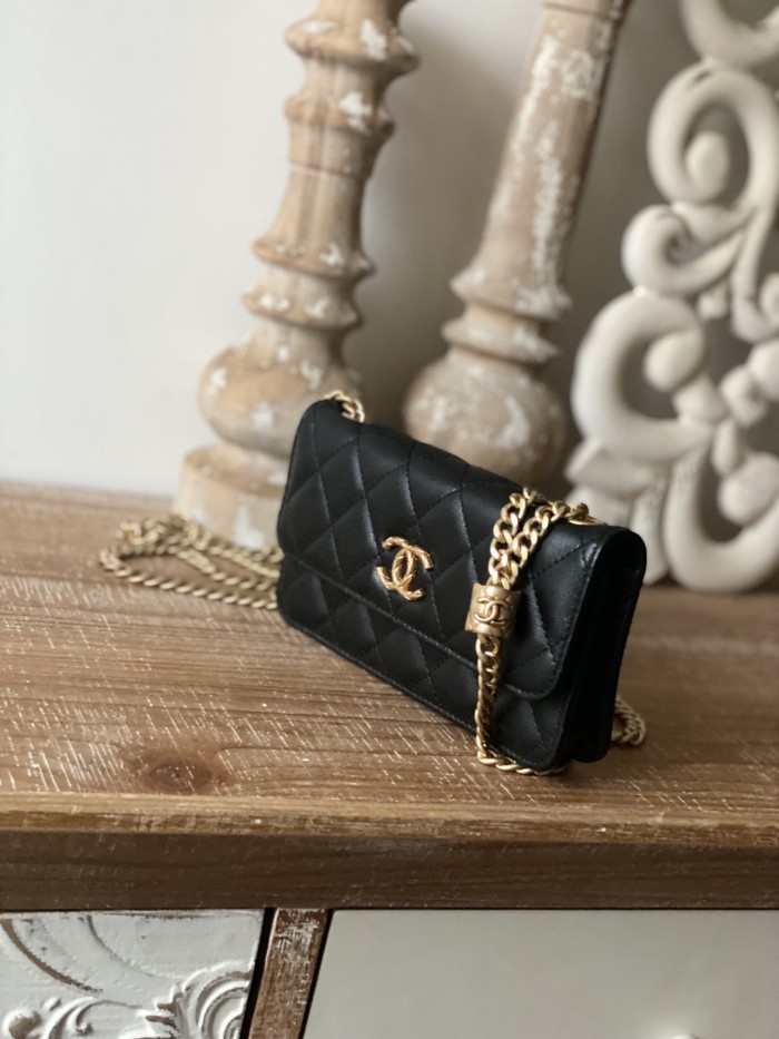 Handbag   Chanel  81224  size 16 cm