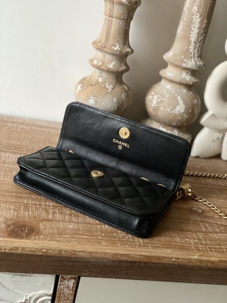 Handbag   Chanel  81224  size 16 cm