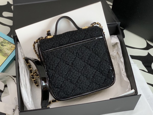 Handbag   Chanel  size  𝟷𝟽*𝟸𝟶.𝟻 *𝟼  𝚌𝚖