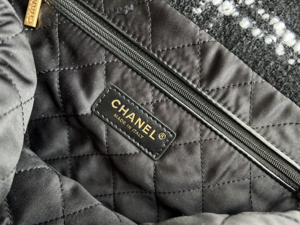 Handbag   Chanel 3261  size  39cmx42cmx8 cm