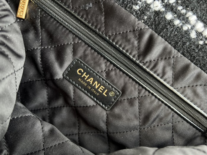 Handbag   Chanel 3261  size  39cmx42cmx8 cm