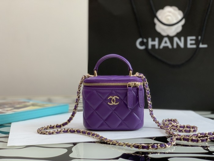  Handbag   Chanel  size  8.5*11*7* cm