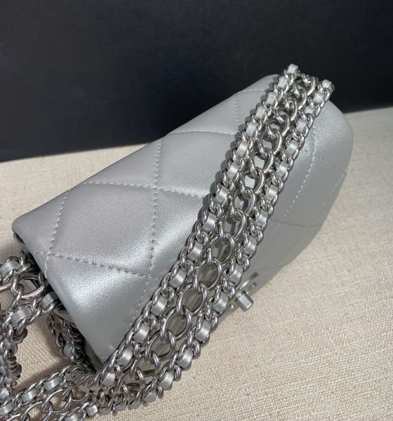 Handbag   Chanel  size  18 cm