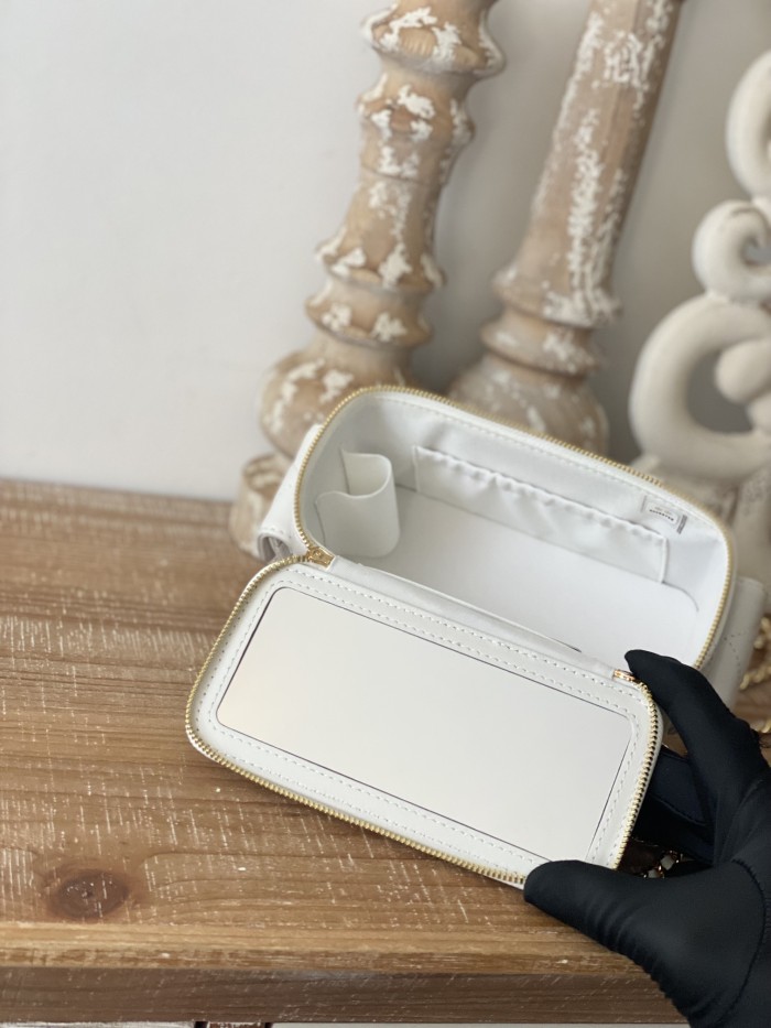  Handbag   Chanel  68112  size 10*17*8.5 cm