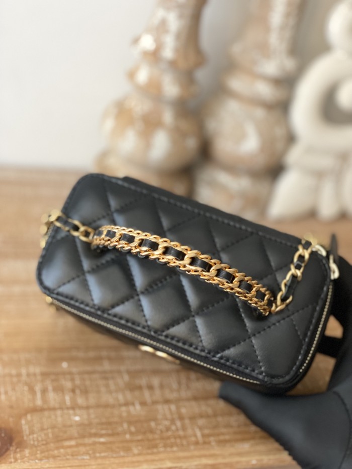 Handbag   Chanel  81230  size  16  9.5  8 cm