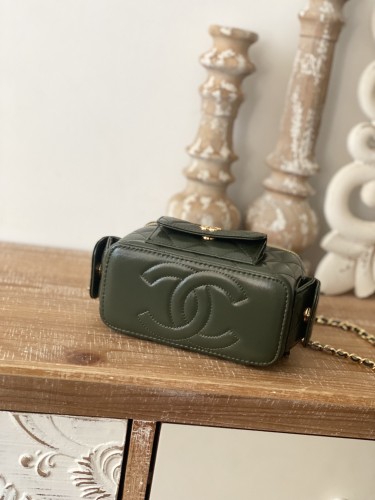 Handbag   Chanel  68112  size  10*17*8.5 cm