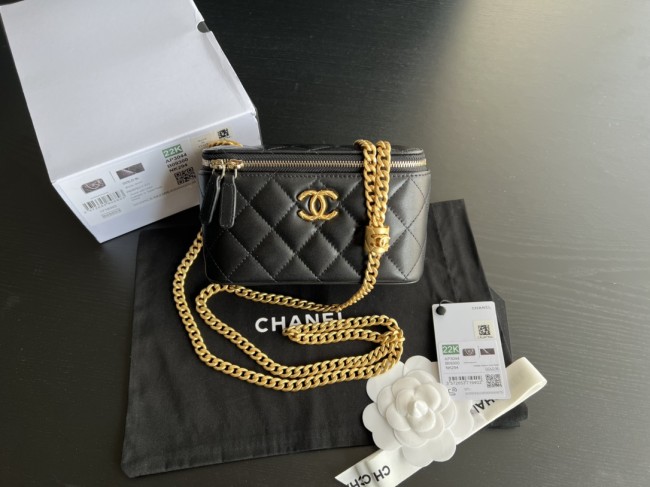 Handbag   Chanel AP3044  size  17cmx9.5cmx8 cm