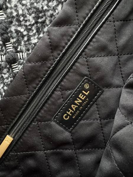 Handbag   Chanel  3261  size  39cmx42cmx8 cm