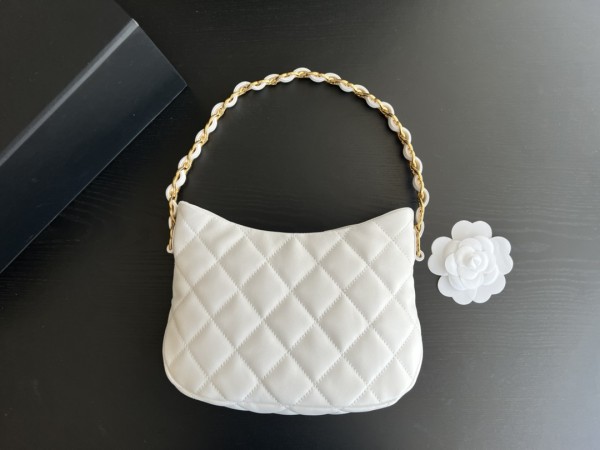 Handbag   Chanel size  17.5cm24cm6 cm