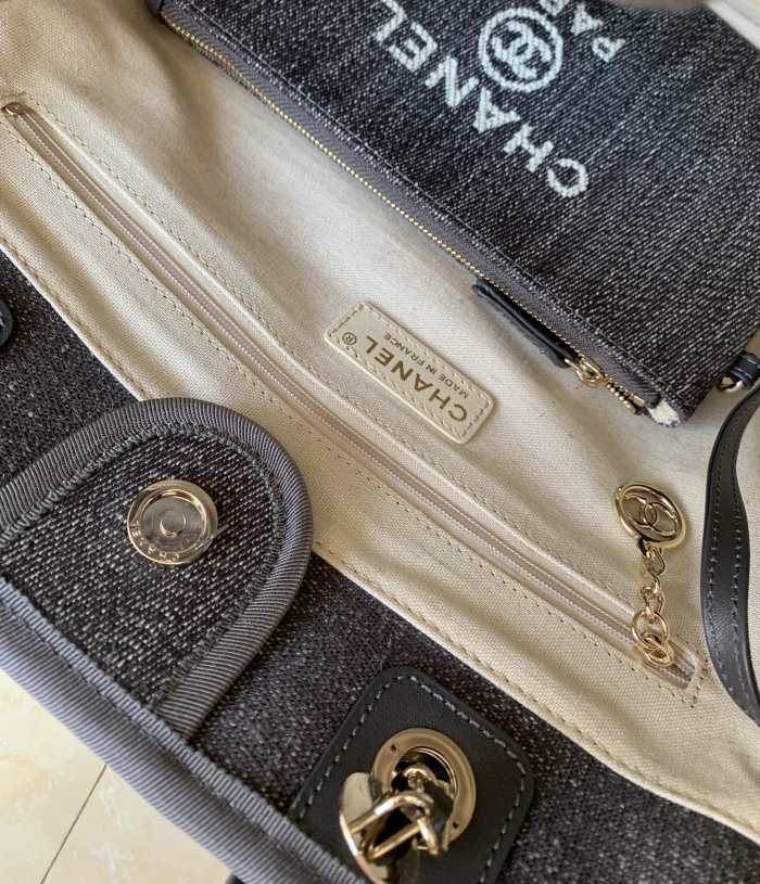  Handbag   Chanel  size  38 cm