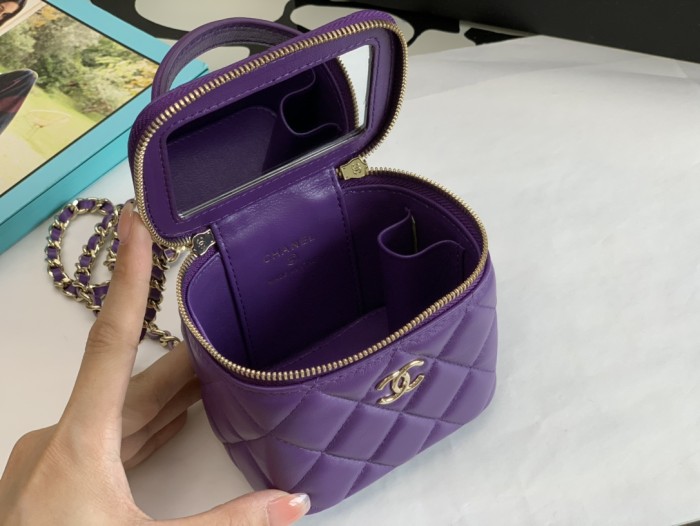  Handbag   Chanel  size  8.5*11*7* cm