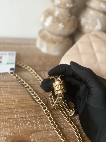 Handbag   Chanel  AS3609  size  16x25x10 cm