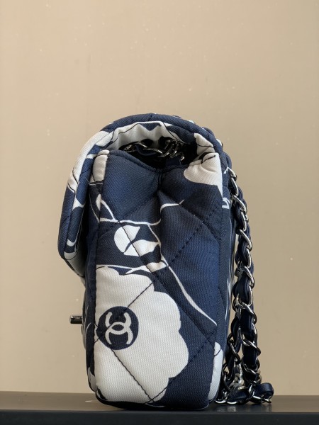  Handbag   Chanel  size 23×14×5.5 cm