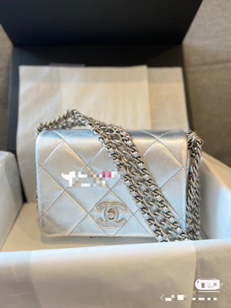 Handbag   Chanel  size 18 cm