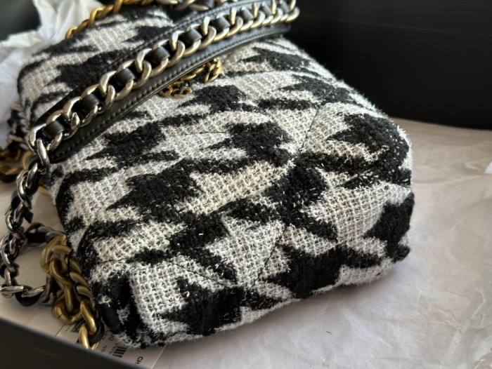 Handbag   Chanel AS1161  size  26 CM