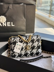 Handbag   Chanel AS1161  size  26 CM