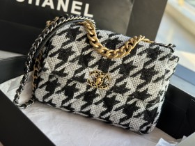 Handbag   Chanel AS1161  size  30 CM