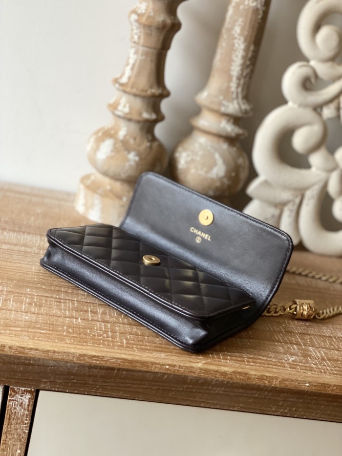 Handbag   Chanel  81224  size 16 cm