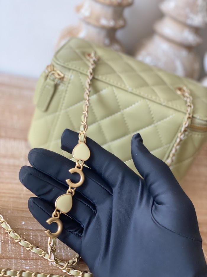  Handbag   Chanel  81226  size  16.5 cm