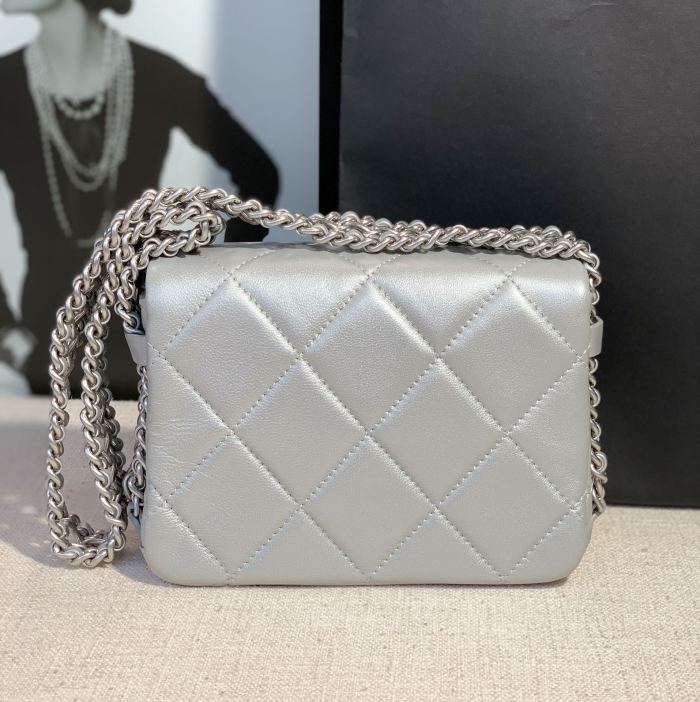 Handbag   Chanel  size  18 cm