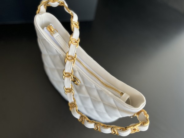 Handbag   Chanel size  17.5cm24cm6 cm